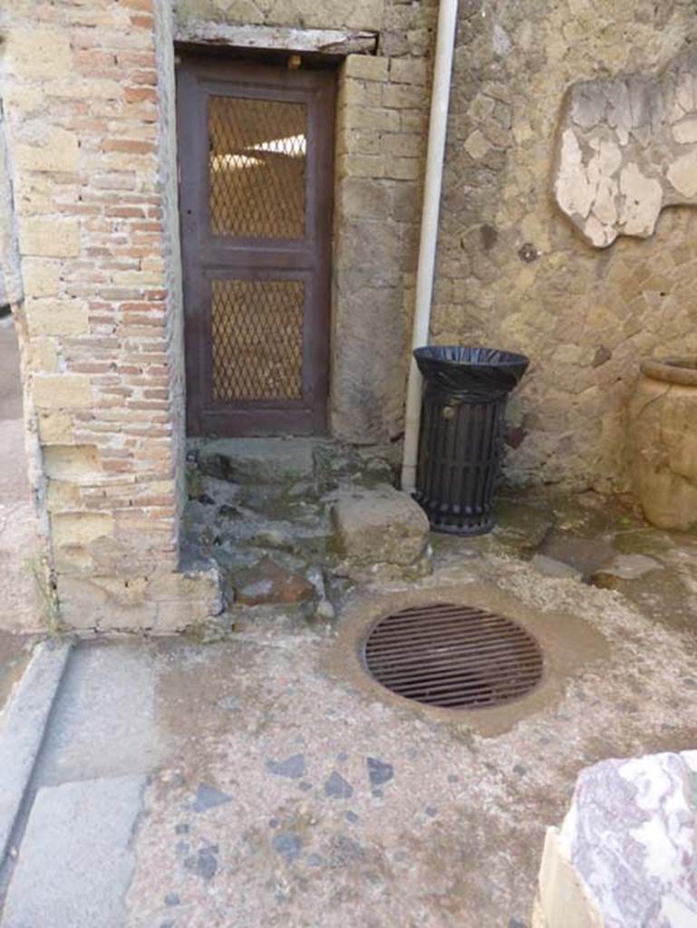 V.10, Herculaneum, September 2015. Looking east towards small doorway connecting the shop to the small dwelling at V.11.